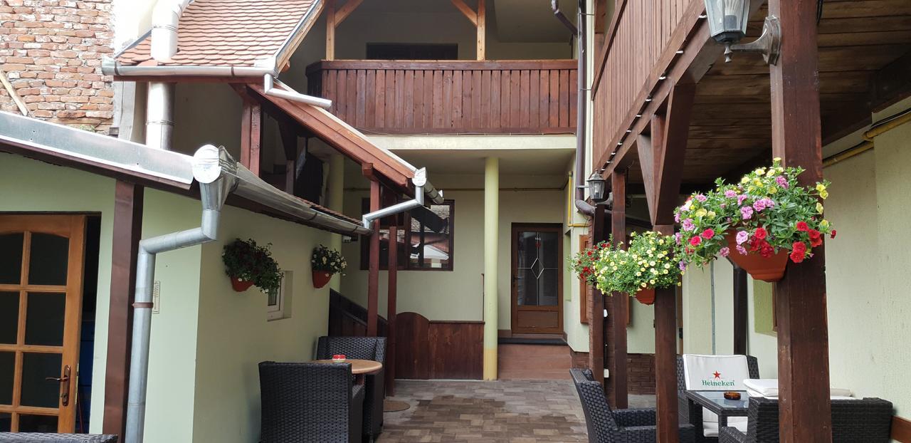 Pensiunea Cocosul Rosu Sibiu Exterior photo