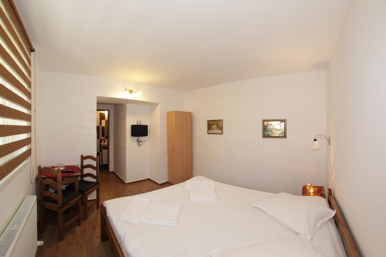 Pensiunea Cocosul Rosu Sibiu Exterior photo